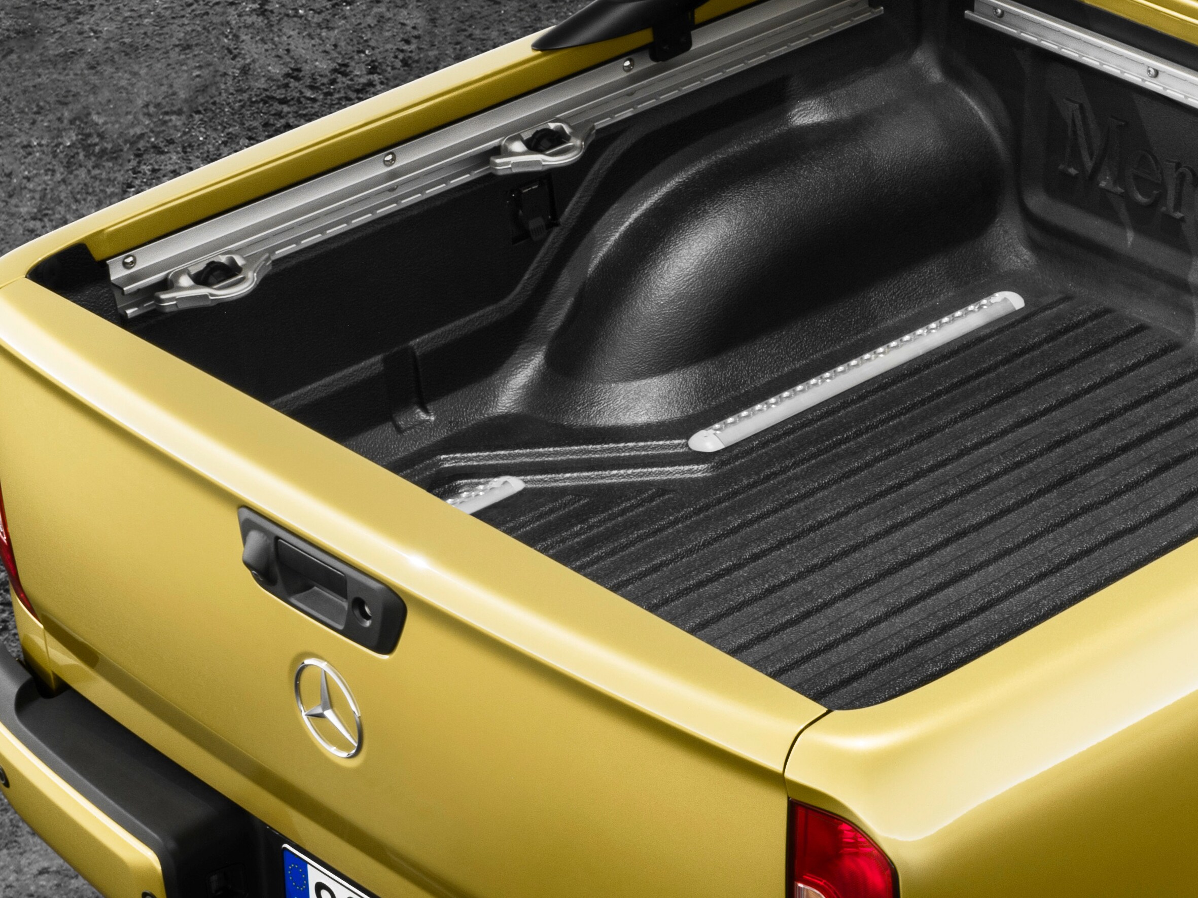 Verzurrschienen, Ladebett, in Verbindung mit