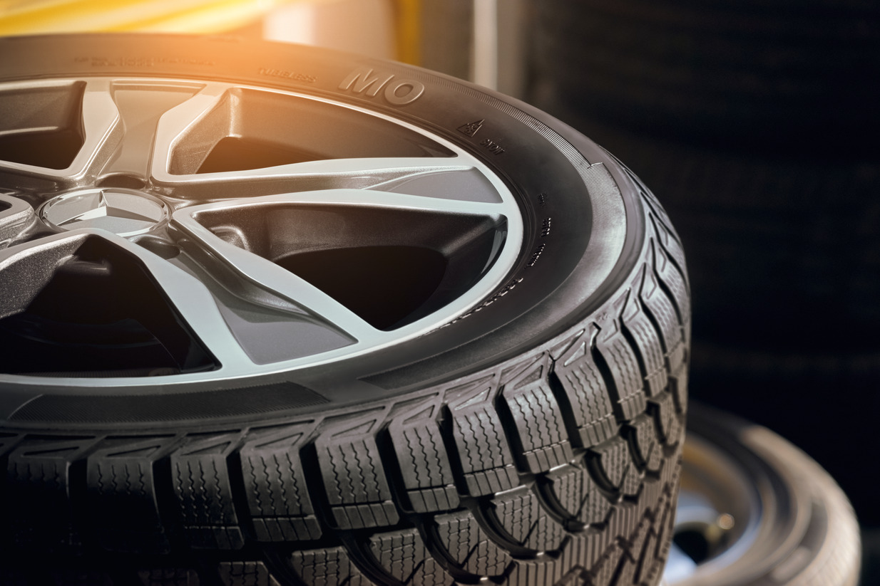 Ausschnitt eines Radstapels. Das Rad hat eine silberne Mercedes-Benz Felge. Das Bild verlinkt auf die Kategorie: Reifen.