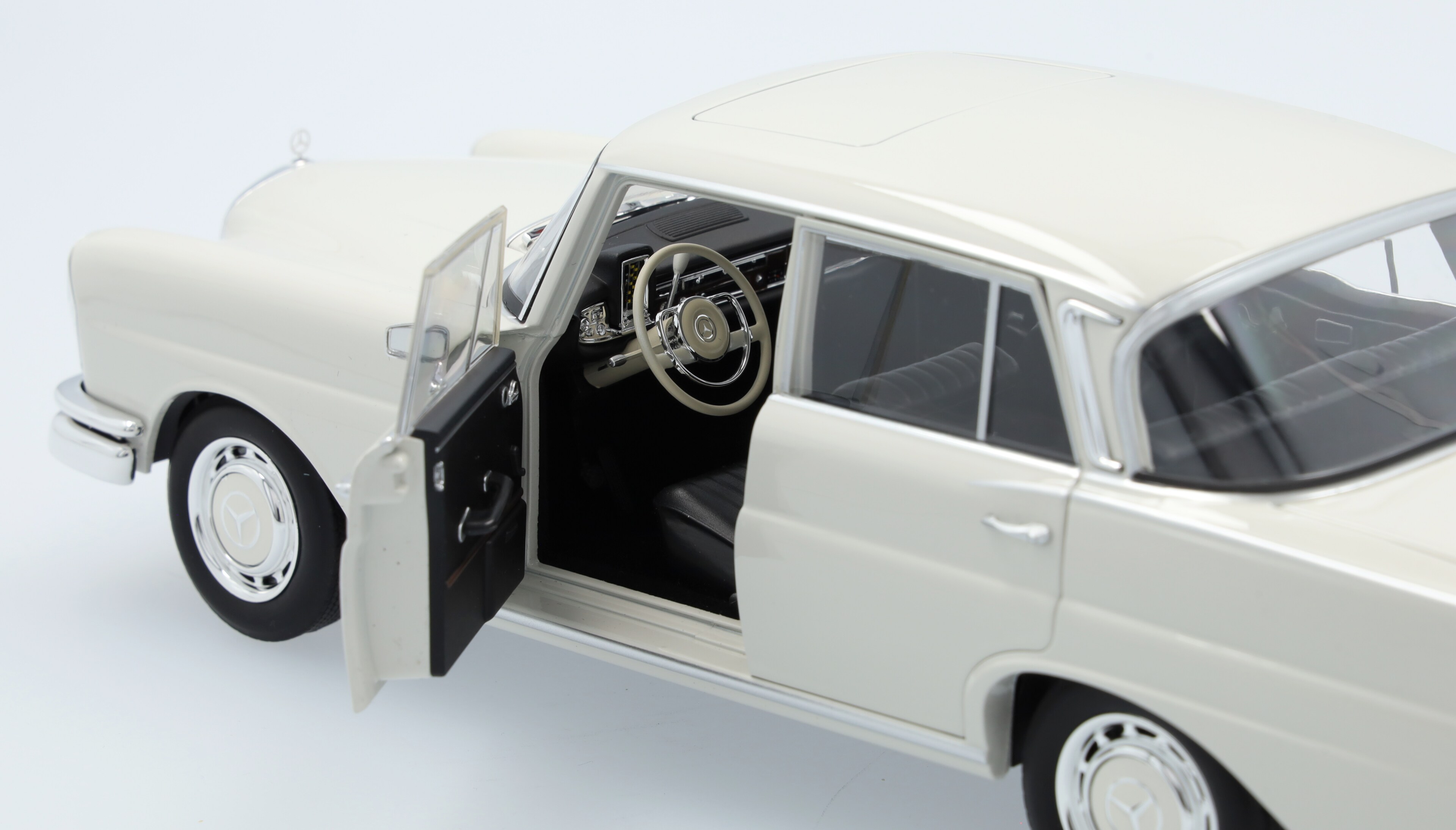 220 S W 111 (1959-1965) weißgrau, Norev, 1:18