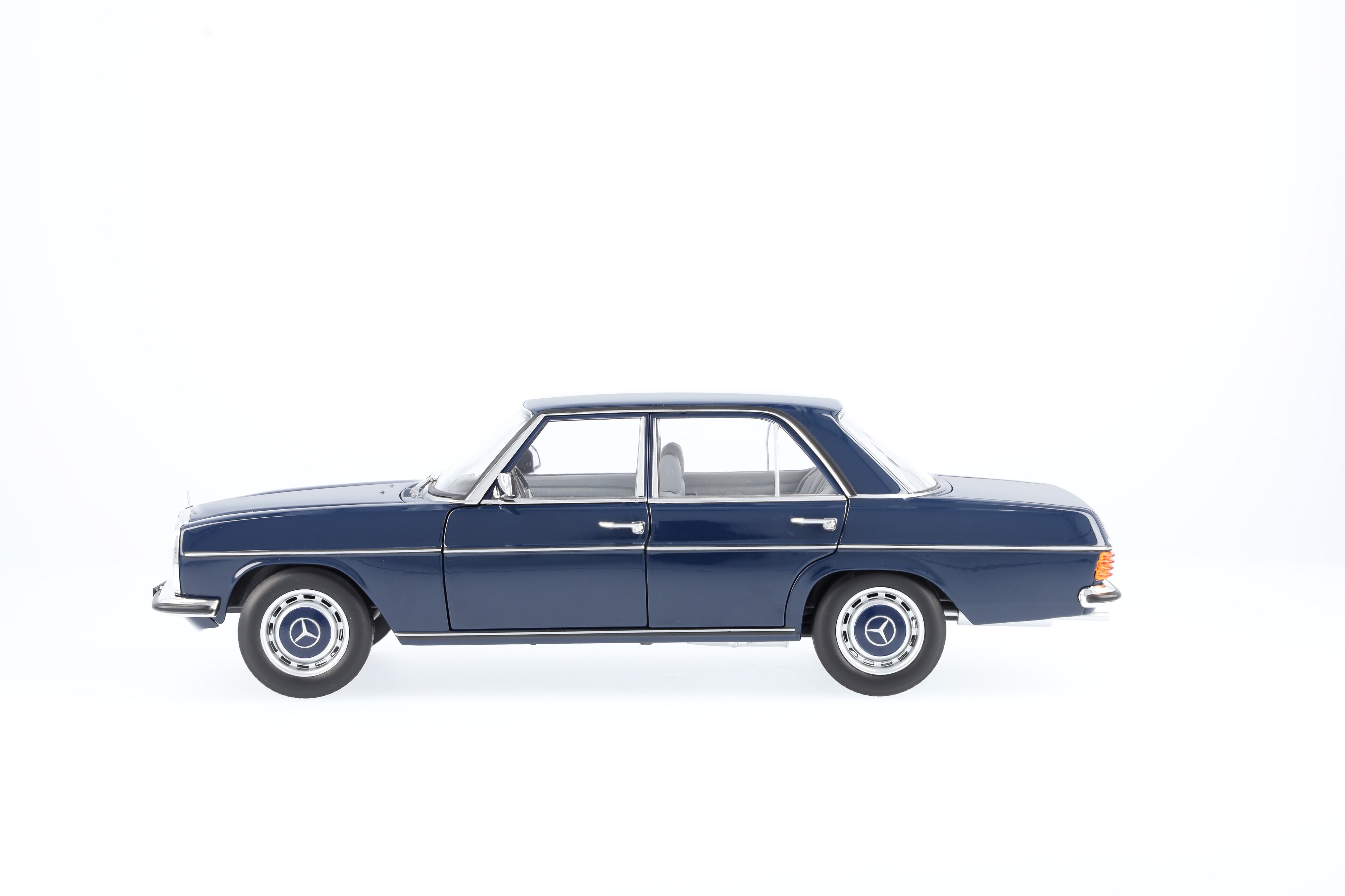 200 W 114/W 115 (1968-1973), Limousine mitternachtsblau, Norev, 1:18