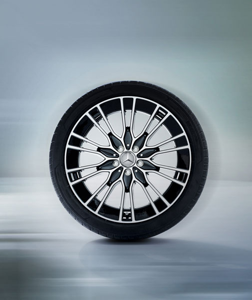 Mercedes-Benz Winterkompletträder Abgebildet ist ein Mercedes-Benz Komplettrad in der Frontansicht. Der Hintergrund ist unscharf und in kühlen Farben gehalten.