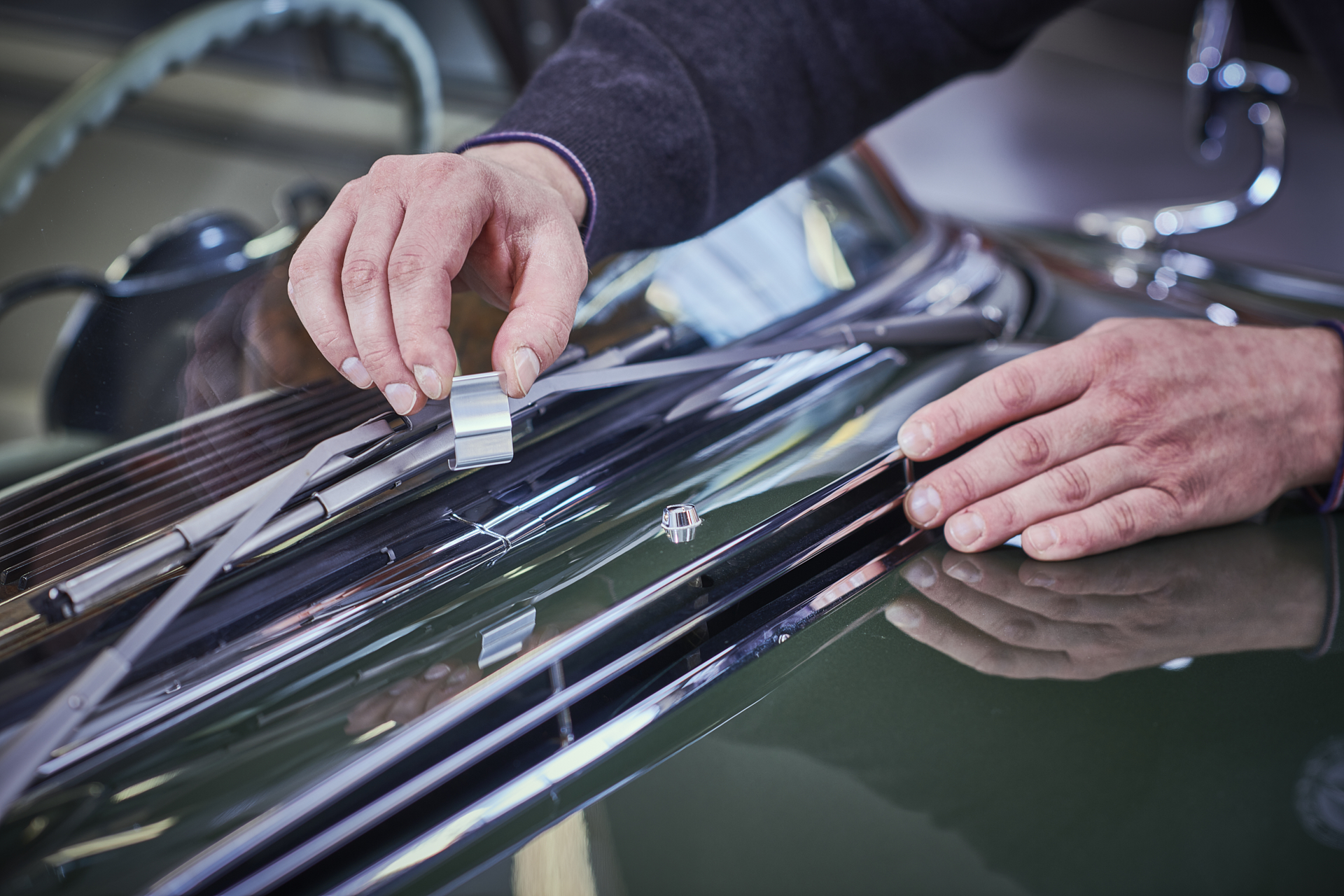 Abdeckung Trennfuge an Fensterzierrahmen W110, W111, W112