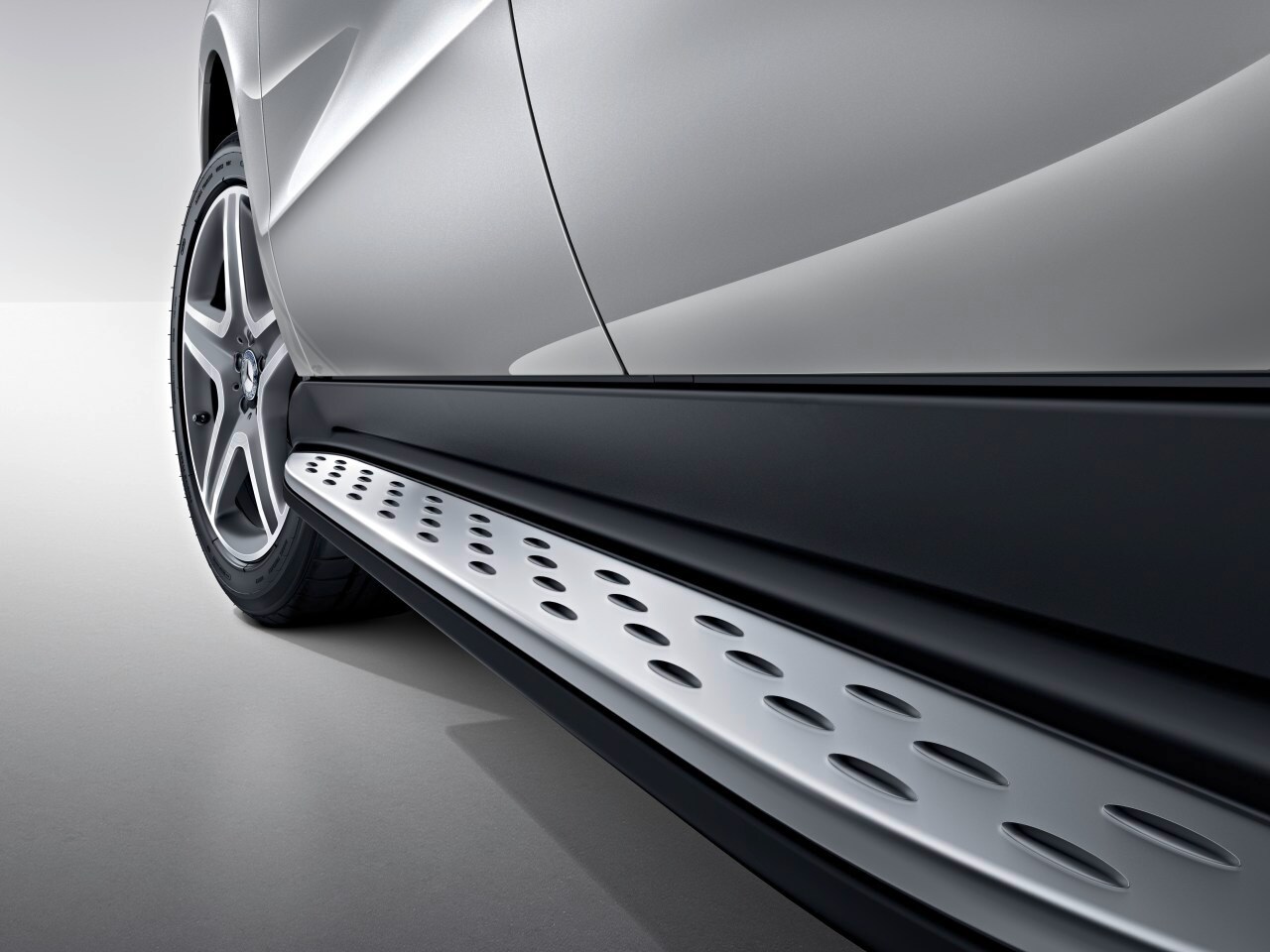 Trittbrett, in Aluminiumoptik mit Gumminoppen