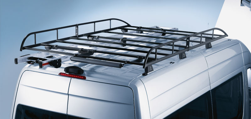 Ein Mercedes-Benz Transporter mit auf dem Dach befestigtem Lastenkorb (Teilenummer: B66560810)