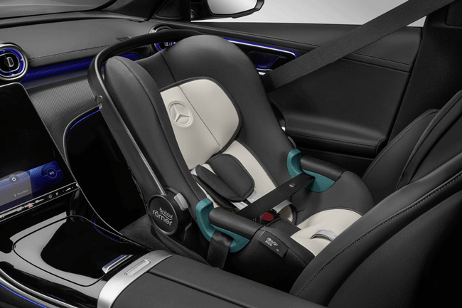 Abgebildet ist der schwarze Innenraum eines Fahrzeuges. Darin befindet sich, auf dem Beifahrerplatz ein Baby-Kindersitz. Der Kindersitz ist schwarz und beige. Das Bild verlinkt zu der Kategorie Kindersitze und Zubehör. Abgebildet ist der schwarze Innenraum eines Fahrzeuges. Darin befindet sich, auf dem Beifahrerplatz ein Baby-Kindersitz. Der Kindersitz ist schwarz und beige. Das Bild verlinkt zu der Kategorie Kindersitze und Zubehör.