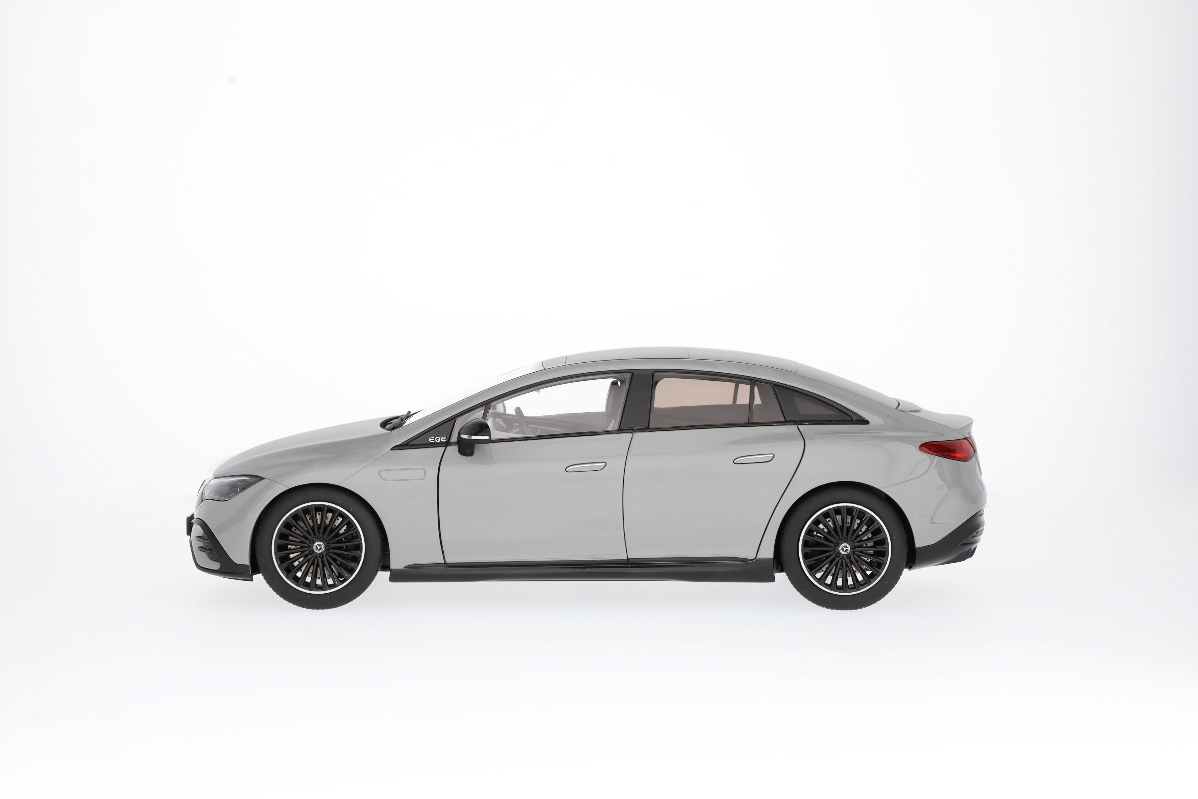 EQE, Limousine, AMG Line, V295 MANUFAKTUR alpingrau uni, NZG, 1:18