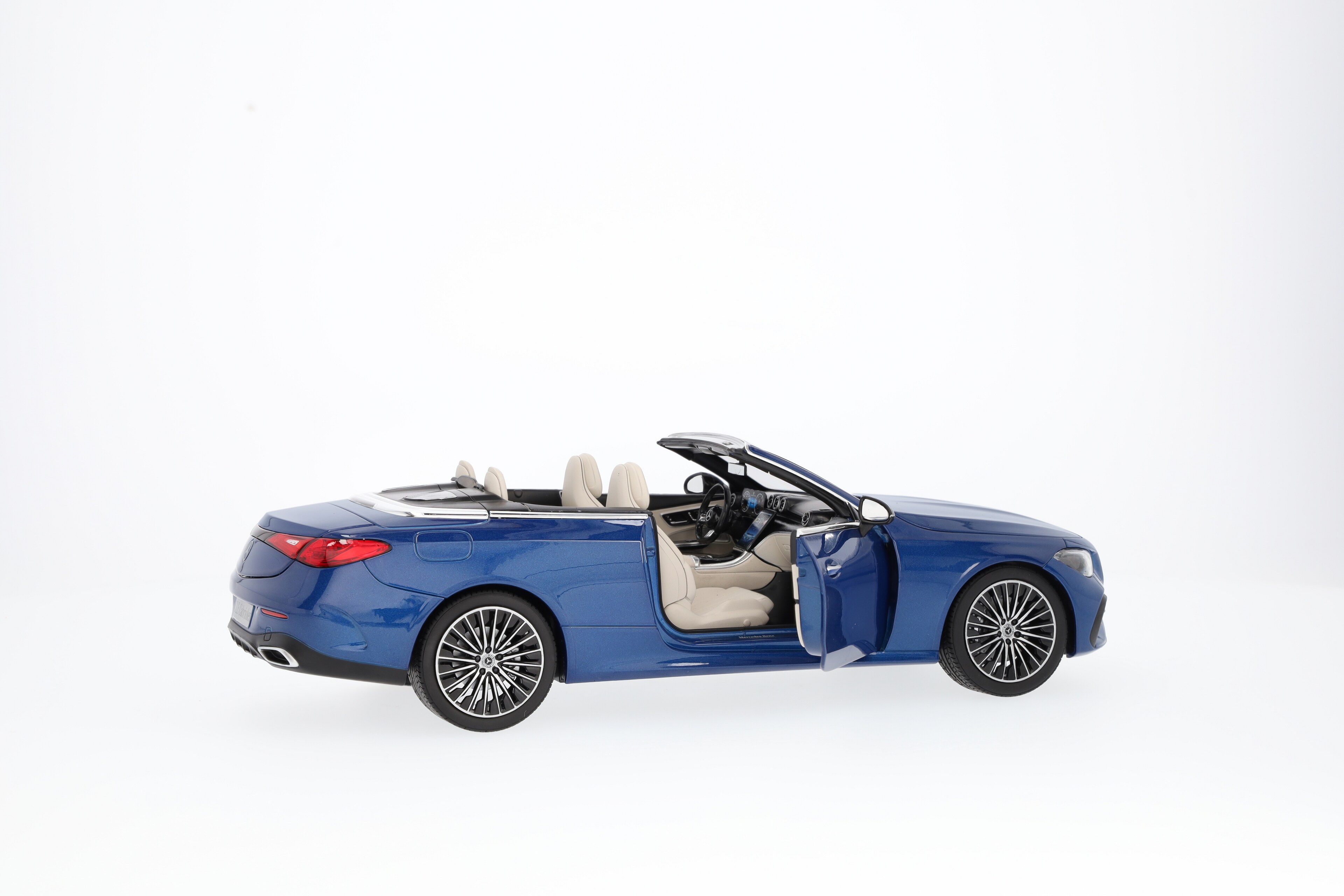 CLE Cabriolet, AMG Line, A236 spektralblau, 1:18