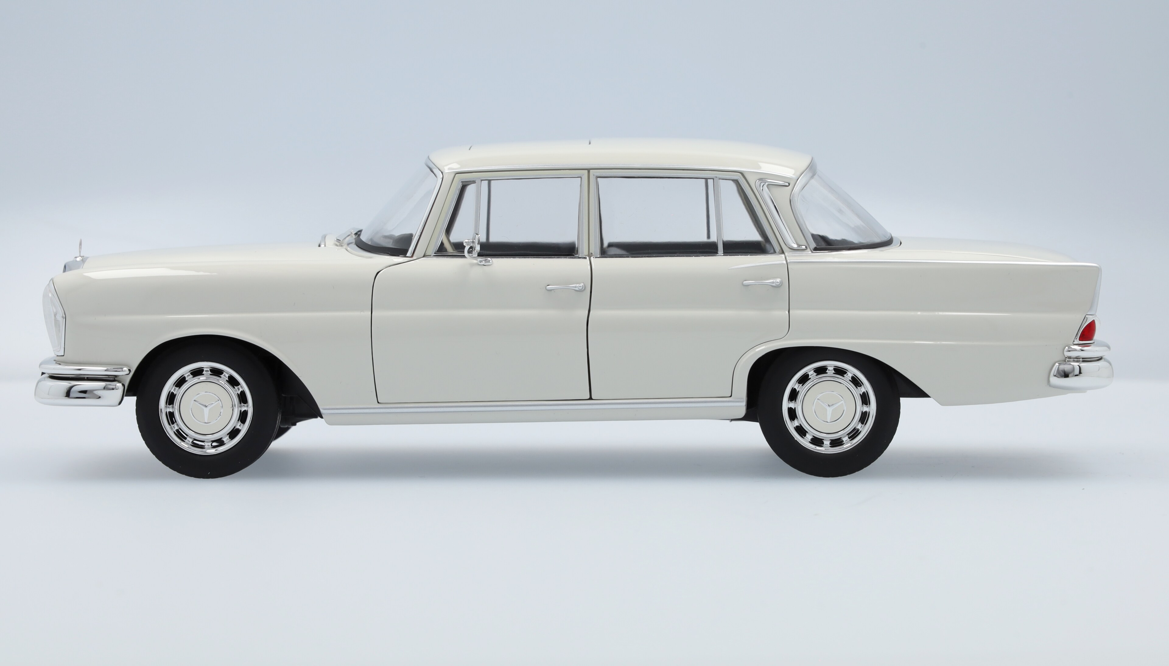 220 S W 111 (1959-1965) weißgrau, Norev, 1:18