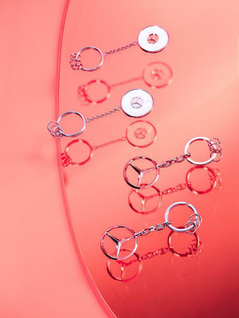 Mercedes-Benz Schlüsselanhänger. Silberner Mercedes-Stern. B66957516 und B66956178. Verlinkt auf die Kategorie: Schlüsselanhänger.