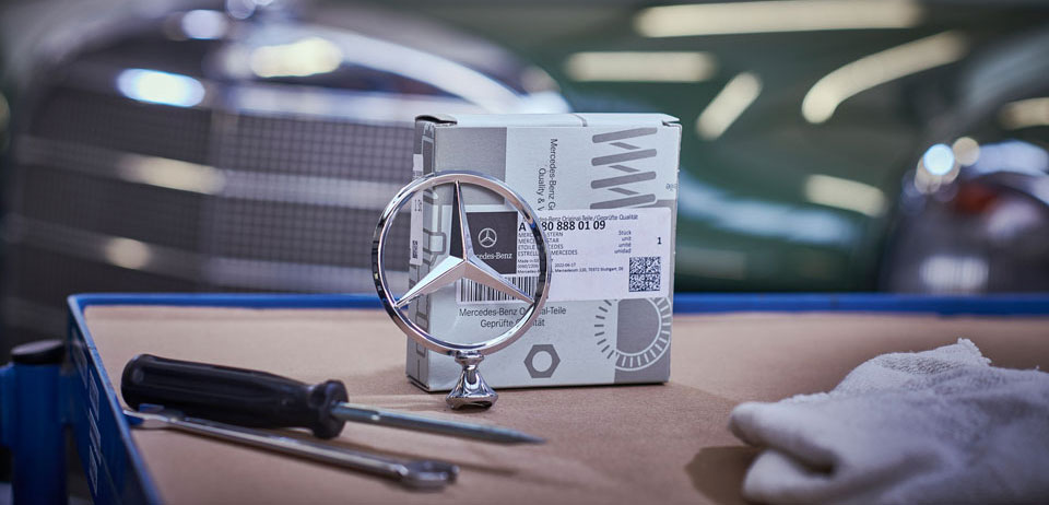 ein Werkzeugtisch mit Werkzeugen und im Mittelpunkt ein Mercedes-Benz Stern mit der Teilenummer A1808880109