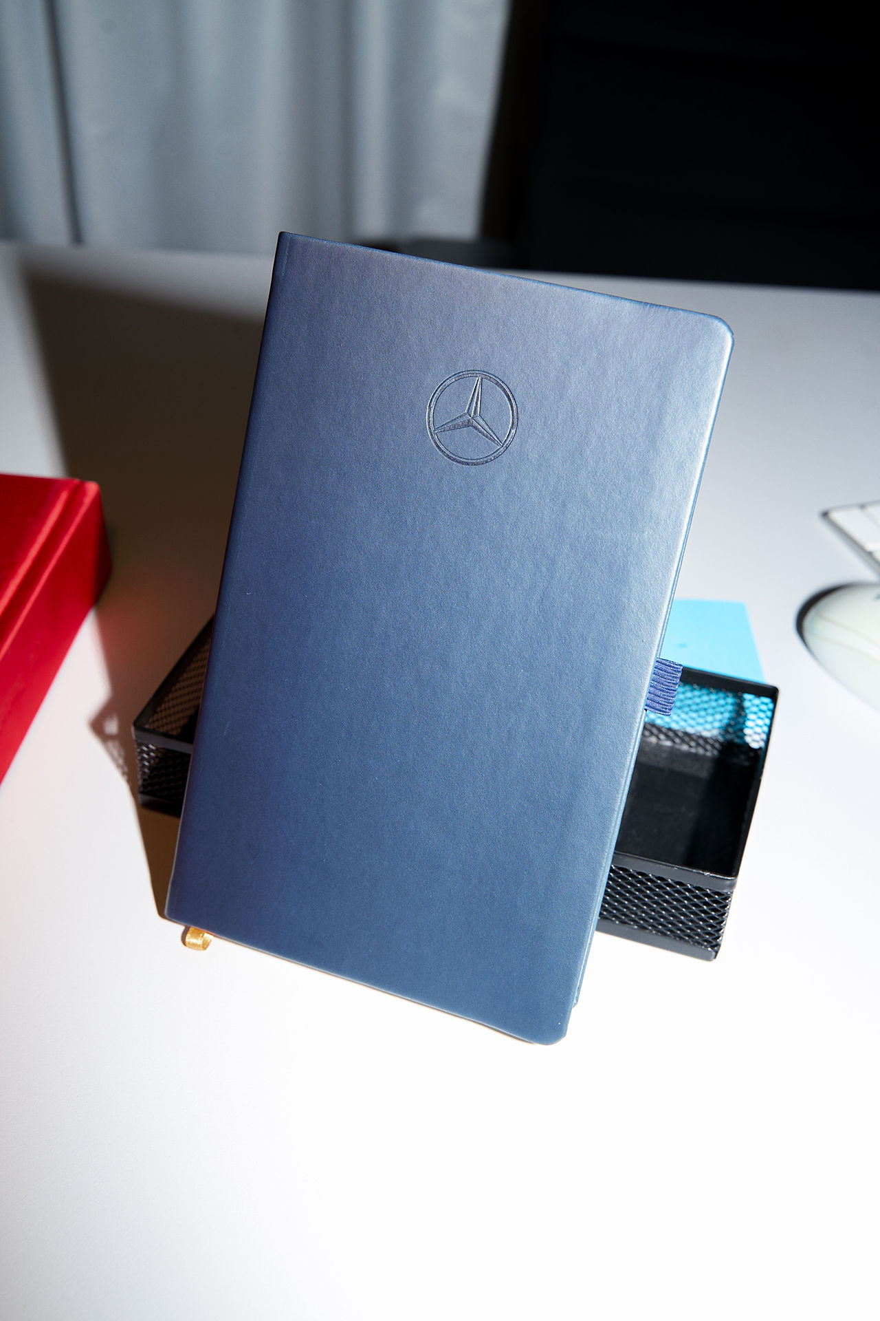 Blaues Notizbuch B66959704 auf einem Schreibtisch. Verlinkt auf die Kategorie: Office Essentials.