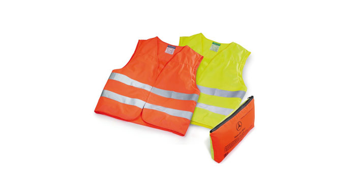 Zwei Mercedes-Benz Warnwesten, eine orange und eine gelbe, mit der Teilenummer A0005830361