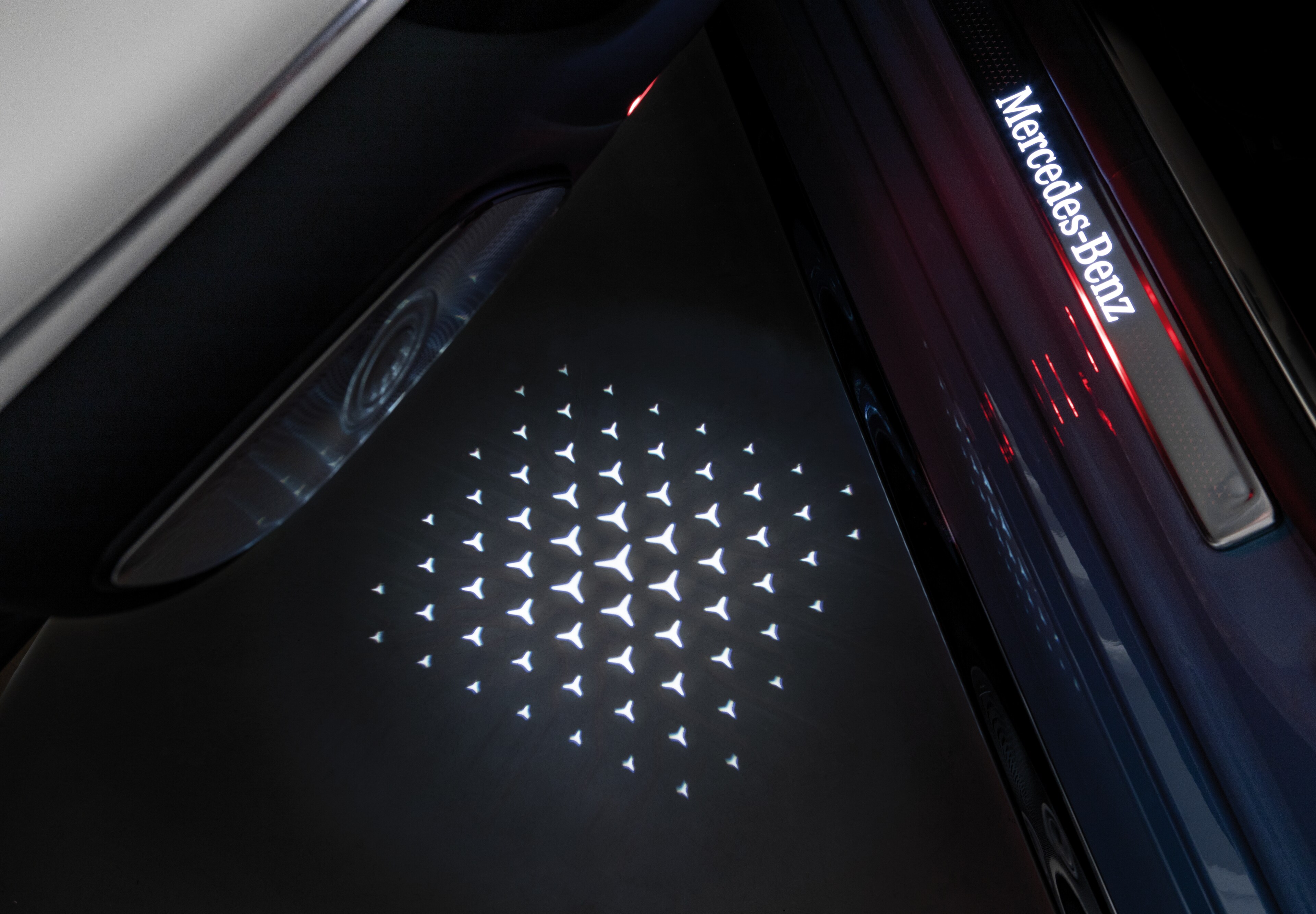 LCD-Projektor, mit animiertem Mercedes-Benz Pattern