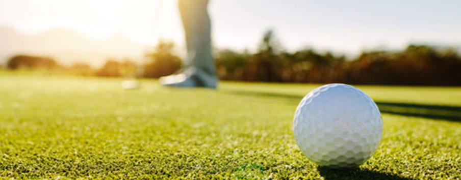 Ein Mercedes-Benz Golfball mit der Teilenummer B66450464 auf einem Golfplatz