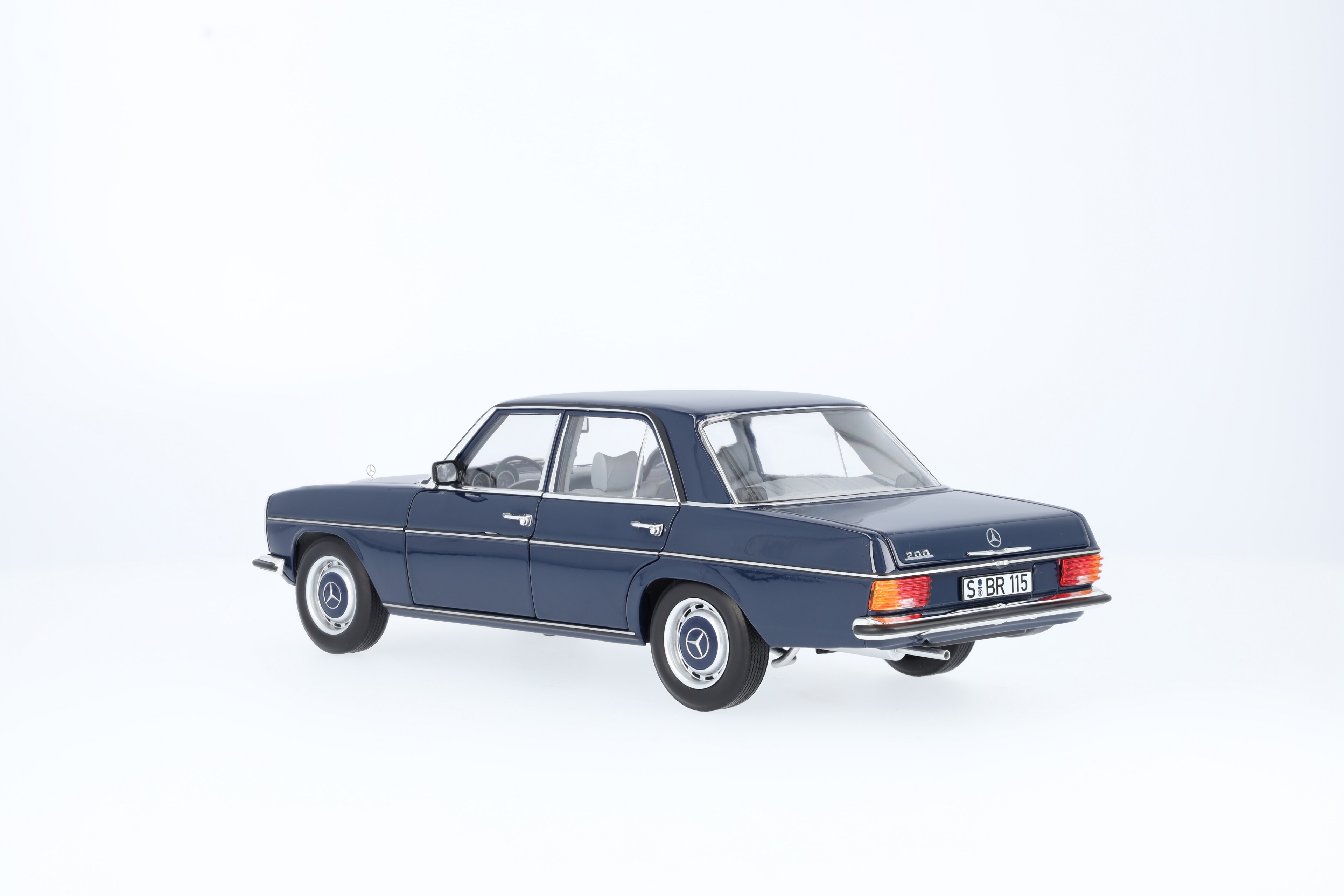 200 W 114/W 115 (1968-1973), Limousine mitternachtsblau, Norev, 1:18